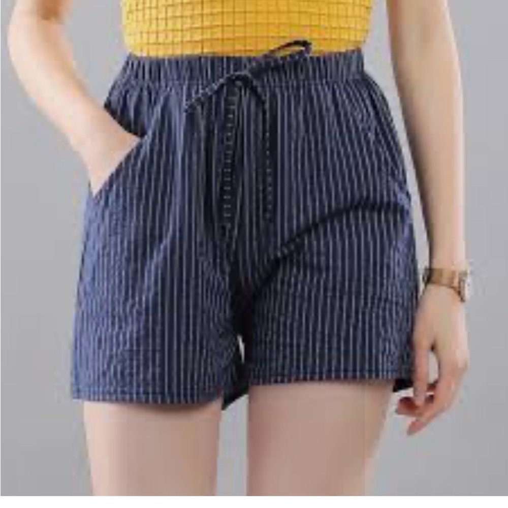 Old Navy cotton striped shorts low rise size small…